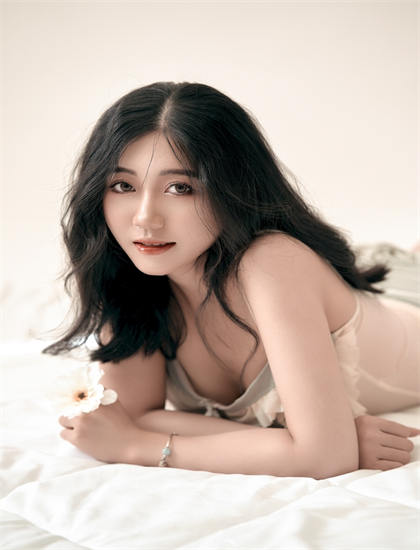 逃婚后被豪门大佬捡回家色彩运用解析：色调选择与情绪表达分析，双语字幕